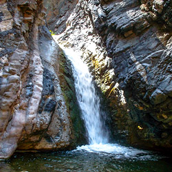Ein kleiner Wasserfall in der Caldera